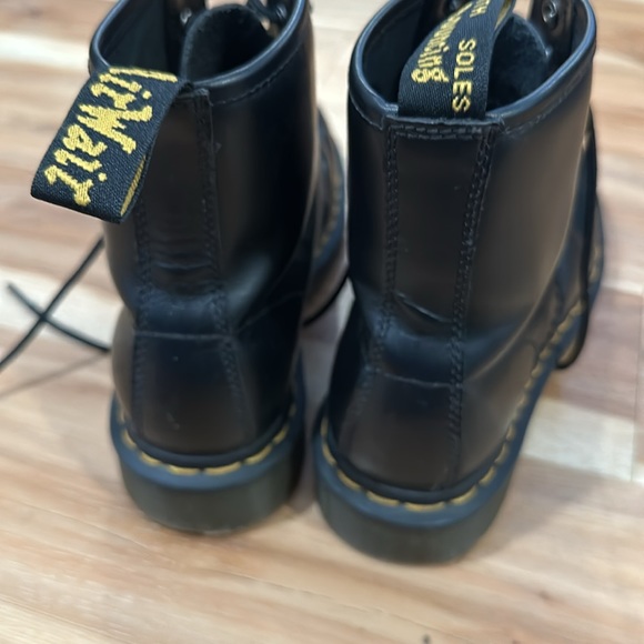 Doc marten 1460 black lace up 8 hole boots EUC size 7 US-M/ 38 EU / 8US-L - Picture 5 of 16